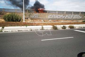 Un incendio calcina una chabola en el solar del 'campo' de fútbol de La Garita/TA.